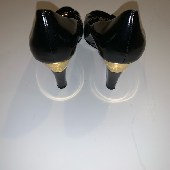 TAHARI WEDGE HEEEL DRESS SHOES. Size US 8 - Picture 4 of 6